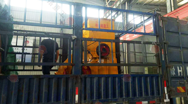 大型雙級粉碎機發(fā)往江西發(fā)貨現場