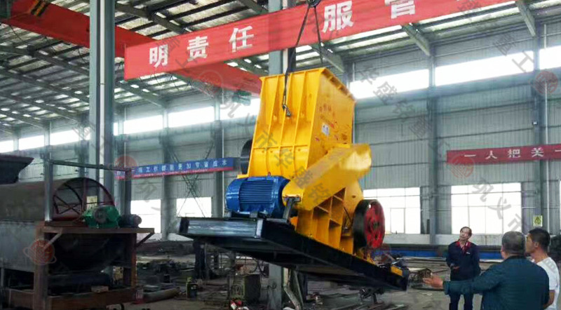 大型雙級粉碎機發(fā)往江西發(fā)貨現場