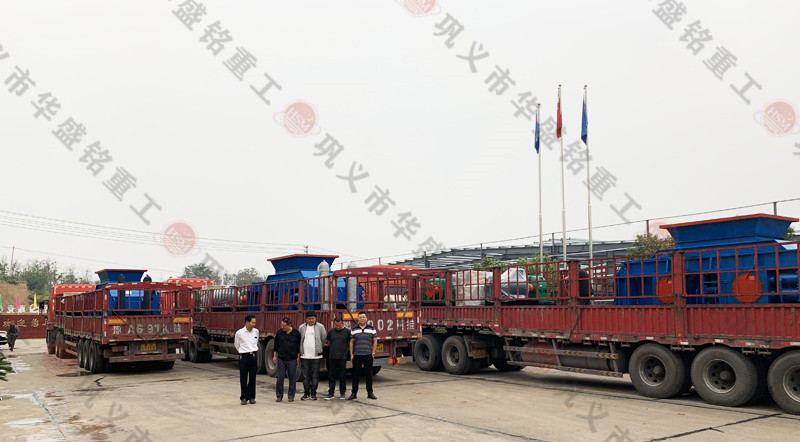 3臺(tái)1510對輥破碎機(jī)順利裝車完工