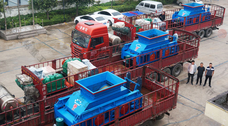 3臺(tái)1510對輥破碎機(jī)順利裝車完工