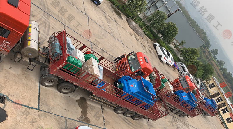 3臺(tái)1510對輥破碎機(jī)順利裝車完工